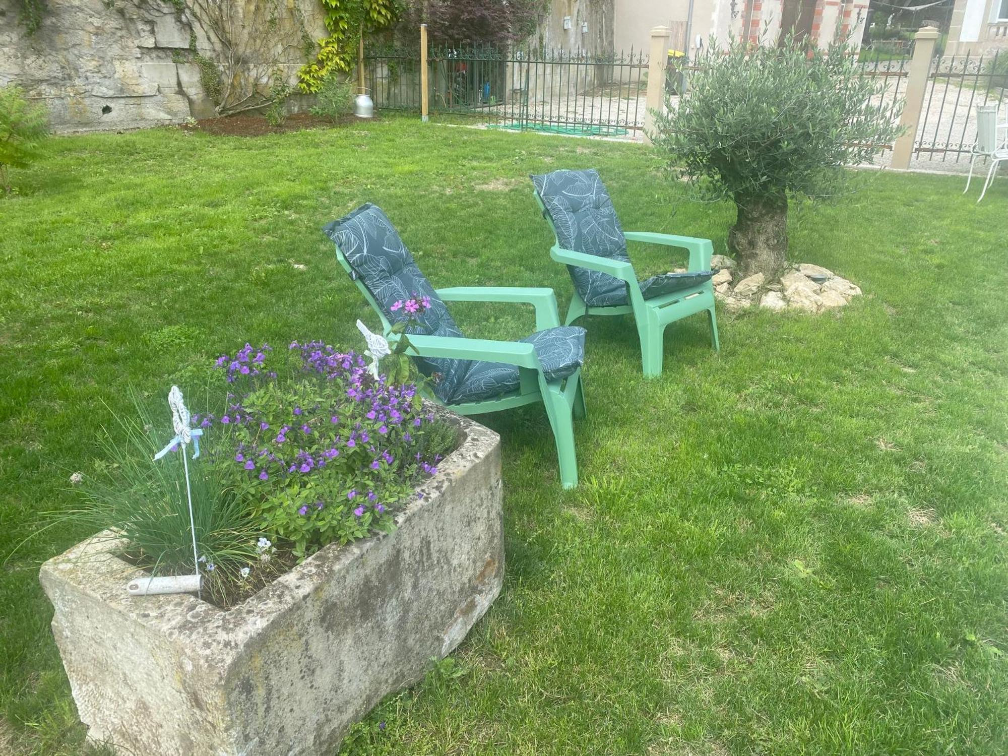 Le Chateau De Monthureux Le Sec Esterno foto